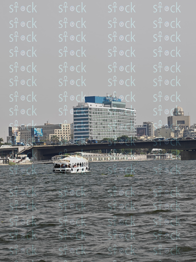  منظر كوبري قصر النيل مع الفنادق البارزة في الخلفية