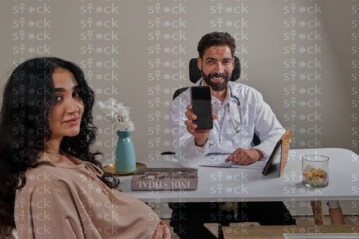 الطبيب يري المريضة شيئًا على الهاتف