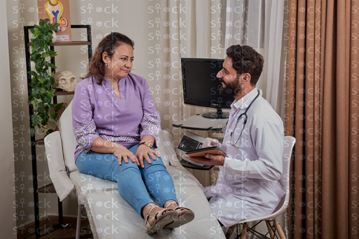 المريضة تستمع باهتمام للطبيب
