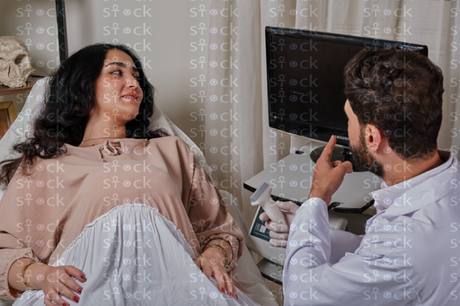 المريضة تستلقي للفحص