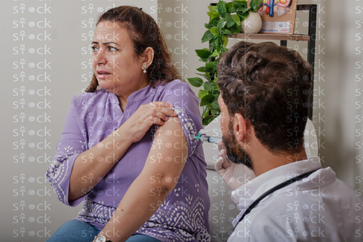  المريضة تُظهر مشكلة في ذراعها