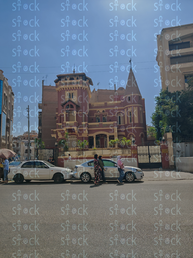  مبنى قديم أحمر