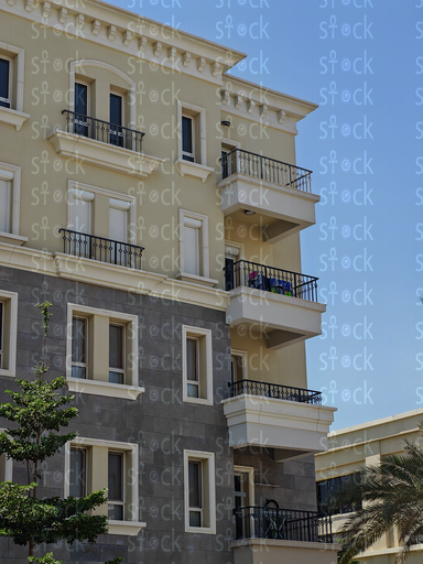 مبنى سكني بيج بشرفات