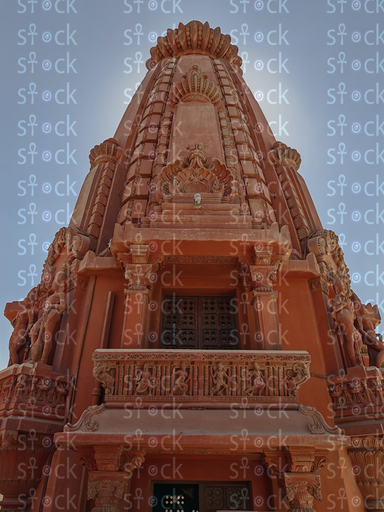 برج القصر المركزي شامخ