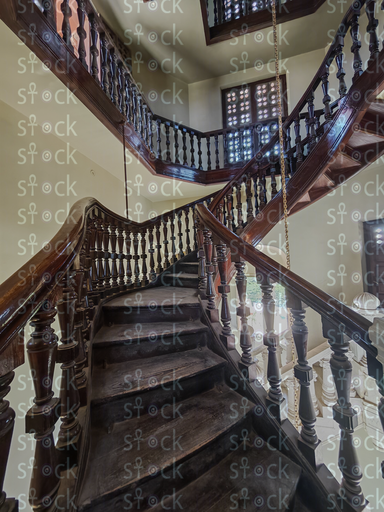 درج تراثي وجدران حجرية