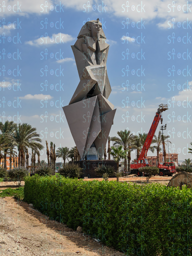  التمثال محاط بالزهور