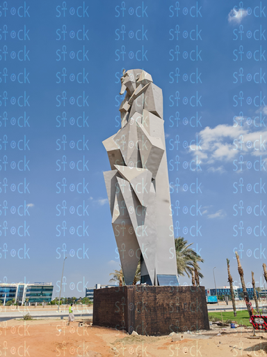 تمثال بارز تحت سماء صافية