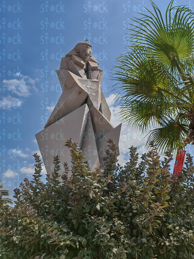 التمثال مع مشهد النخيل