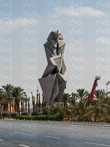 تمثال حجري مرتفع لضياء عوض