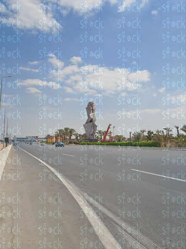 التمثال في محيطه على الطريق