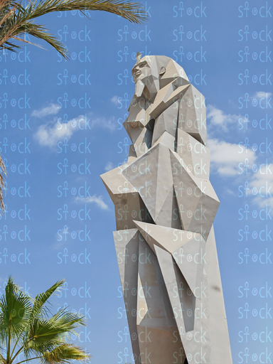 تمثال ضياء عوض وسط النخيل 