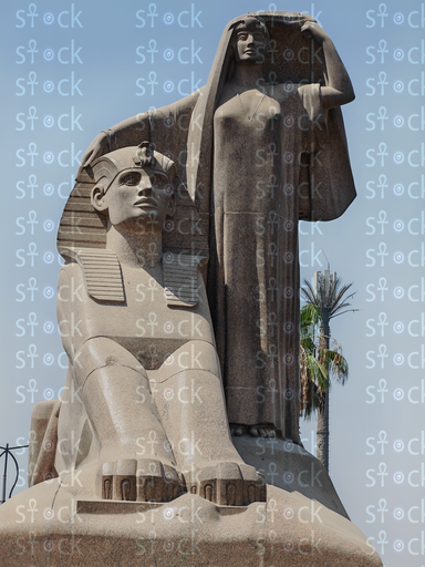 لقطة مقربة لتمثال نهضة مصر المهيب.