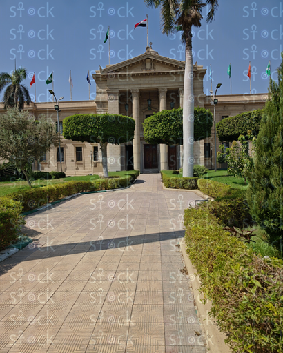 الأناقة الكلاسيكية لواجهة المبنى ذات الأعمدة