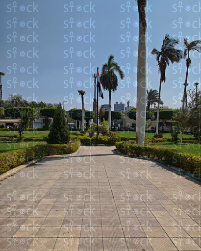 الساحة الخضراء للمبنى الرئيسي للجامعة