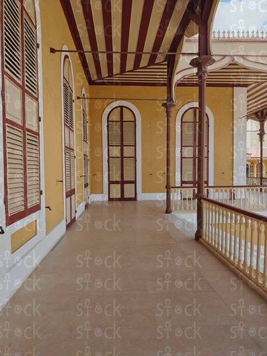 الممر المظلل داخل بيت ديليسبس