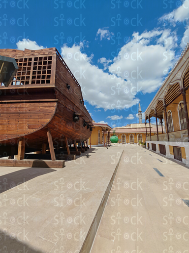 مجسم السفينة الخشبية الذي يرمز لافتتاح قناة السويس