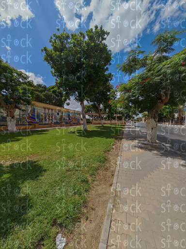 مقاعد بجوار جدار برسومات فرعونيه محاط بالأشجار في الاسماعيليه