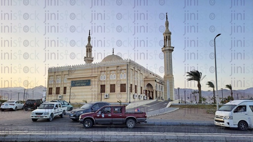 شارع فى دهب جنوب سيناء وفى خلفيه الصوره مسجد او جامع كخلفية للتصميمات