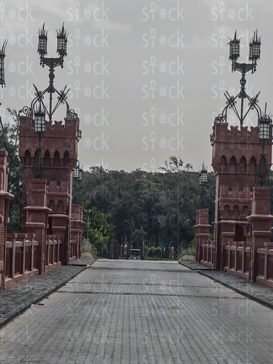 الممشى الملكي لمحة من الحدائق عبر الدرابزين المزخرف للقصر