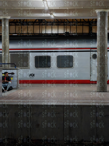 انعكاسات الليل على قضبان الحديد