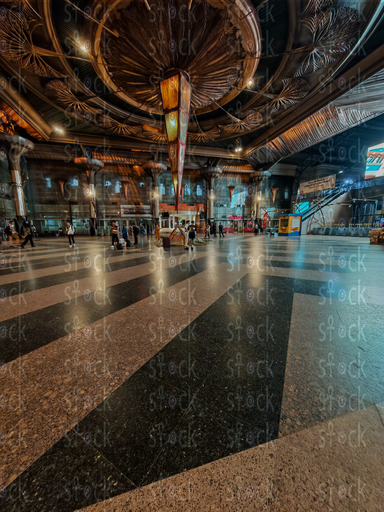  إضاءة القبة المزخرفة داخل محطة مصر