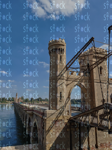 انعكاسات ذهبية بين الحجر والماء