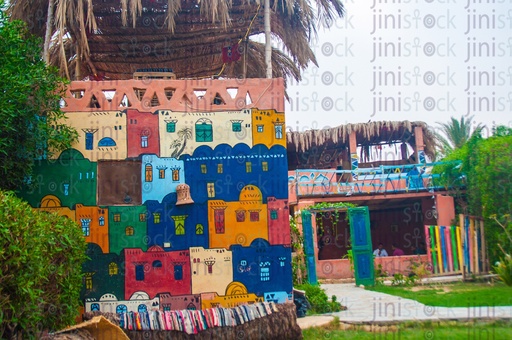 مبنى عليه رسومات نوبية وذو طراز ريفي